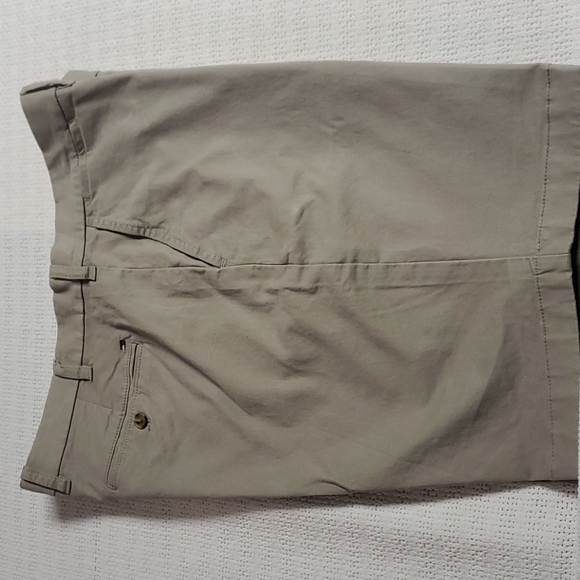 Tommy Hilfiger Embroidered Logo Flat Front Sz 38 Shorts - Picture 1 of 9